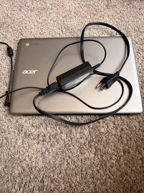 Acer Chromebook Silver with Black Charger 64GB no scratches look brand new